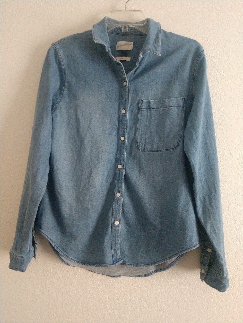 Universal Thread Women's Denim Shirt Blue Long Sleeve Classic Fit Size Small